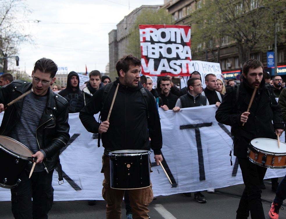 РЕПРЕСИЈА, КАКО ТО НАПРЕДНО ЗВУЧИ: Учесницу Протеста против диктатуре ЛЕГИТИМИСАЛИ на путу до куће, а затим јој стигла ПРЕКРШАЈНА ПРИЈАВА (ФОТО)